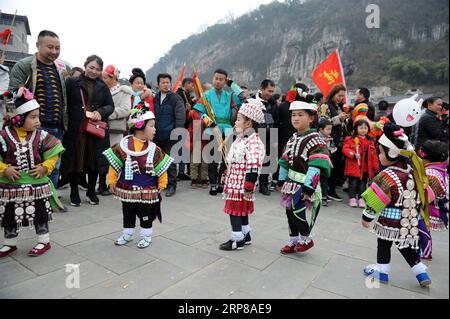 (190224) -- KAILI, 24 febbraio 2019 (Xinhua) -- i bambini in costumi tradizionali eseguono la danza lusheng nella città di Zhouxi, nella città di Kaili nella provincia di Guizhou nella Cina sud-occidentale, 24 febbraio 2019. Le ragazze etniche Miao indossano abiti tradizionali ricamati e ornamenti in argento cantano e ballano al suono del lusheng, uno strumento a fiato di canne, per pregare per un buon raccolto. I Miao etnici si riuniscono a Gannangxiang per rallegrarsi della celebrazione annuale di Gannangxiang, una delle celebrazioni Miao lusheng più grandi e primitive della provincia di Guizhou. (Xinhua/Yang Wenbin) CHINA-GUIZHOU-KAILI-LUSHE Foto Stock