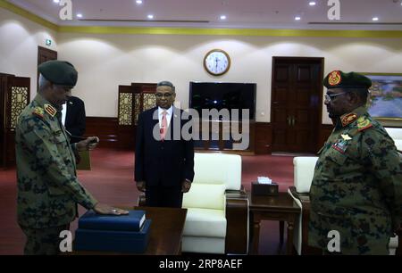 (190224) -- KHARTOUM, 24 febbraio 2019 -- il nuovo primo vicepresidente sudanese, Awad Mohamed Ahmed Ibn Auf (L), presta giuramento costituzionale alla presenza del presidente sudanese Omar al-Bashir (R) presso il palazzo presidenziale di Khartoum, Sudan, 24 febbraio 2019. Sabato il presidente sudanese Omar al-Bashir ha nominato Awad Mohamed Ahmed Ibn Auf primo vicepresidente e ministro della difesa. ) SUDAN-KHARTOUM-PRIMO VICEPRESIDENTE-GIURAMENTO MOHAMEDXKHIDIR PUBLICATIONXNOTXINXCHN Foto Stock