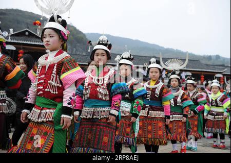 (190224) -- KAILI, 24 febbraio 2019 (Xinhua) -- gli abitanti del villaggio in costumi tradizionali eseguono la danza lusheng nella città di Zhouxi, nella città di Kaili nella provincia di Guizhou nella Cina sud-occidentale, 24 febbraio 2019. Le ragazze etniche Miao indossano abiti tradizionali ricamati e ornamenti in argento cantano e ballano al suono del lusheng, uno strumento a fiato di canne, per pregare per un buon raccolto. I Miao etnici si riuniscono a Gannangxiang per rallegrarsi della celebrazione annuale di Gannangxiang, una delle celebrazioni Miao lusheng più grandi e primitive della provincia di Guizhou. (Xinhua/Yang Wenbin) CINA-GUIZHOU-KAILI- Foto Stock