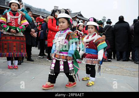 (190224) -- KAILI, 24 febbraio 2019 (Xinhua) -- i bambini in costumi tradizionali eseguono la danza lusheng nella città di Zhouxi, nella città di Kaili nella provincia di Guizhou nella Cina sud-occidentale, 24 febbraio 2019. Le ragazze etniche Miao indossano abiti tradizionali ricamati e ornamenti in argento cantano e ballano al suono del lusheng, uno strumento a fiato di canne, per pregare per un buon raccolto. I Miao etnici si riuniscono a Gannangxiang per rallegrarsi della celebrazione annuale di Gannangxiang, una delle celebrazioni Miao lusheng più grandi e primitive della provincia di Guizhou. (Xinhua/Yang Wenbin) CHINA-GUIZHOU-KAILI-LUSHE Foto Stock