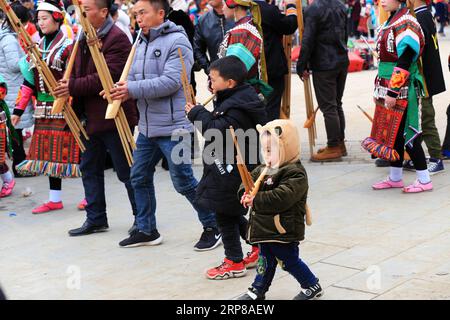 (190224) -- KAILI, 24 febbraio 2019 (Xinhua) -- i bambini del gruppo etnico Miao giocano a Lusheng durante la celebrazione di Gannangxiang nella città di Zhouxi, nella città di Kaili nella provincia di Guizhou della Cina sud-occidentale, 24 febbraio 2019. Le ragazze etniche Miao indossano abiti tradizionali ricamati e ornamenti in argento cantano e ballano al suono del lusheng, uno strumento a fiato di canne, per pregare per un buon raccolto. I Miao etnici si riuniscono a Gannangxiang per rallegrarsi della celebrazione annuale di Gannangxiang, una delle celebrazioni Miao lusheng più grandi e primitive della provincia di Guizhou. (Xinhua/Wu Jibin) CHIN Foto Stock