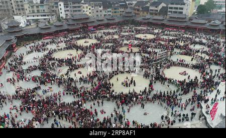 (190224) -- KAILI, 24 febbraio 2019 (Xinhua) -- foto aerea scattata il 24 febbraio 2019 mostra persone del gruppo etnico Miao che eseguono la danza lusheng nella città di Zhouxi, nella città di Kaili, nella provincia di Guizhou della Cina sud-occidentale. Le ragazze etniche Miao indossano abiti tradizionali ricamati e ornamenti in argento cantano e ballano al suono del lusheng, uno strumento a fiato di canne, per pregare per un buon raccolto. I Miao etnici si riuniscono a Gannangxiang per rallegrarsi della celebrazione annuale di Gannangxiang, una delle celebrazioni Miao lusheng più grandi e primitive della provincia di Guizhou. (Xinhua/Yang Foto Stock