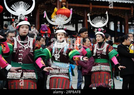 (190224) -- KAILI, 24 febbraio 2019 (Xinhua) -- gli abitanti del villaggio in costumi tradizionali eseguono la danza lusheng nella città di Zhouxi, nella città di Kaili nella provincia di Guizhou nella Cina sud-occidentale, 24 febbraio 2019. Le ragazze etniche Miao indossano abiti tradizionali ricamati e ornamenti in argento cantano e ballano al suono del lusheng, uno strumento a fiato di canne, per pregare per un buon raccolto. I Miao etnici si riuniscono a Gannangxiang per rallegrarsi della celebrazione annuale di Gannangxiang, una delle celebrazioni Miao lusheng più grandi e primitive della provincia di Guizhou. (Xinhua/Yang Wenbin) CINA-GUIZHOU-KAILI- Foto Stock