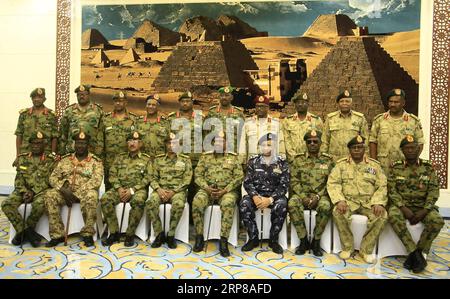 News Bilder des Tages (190224) -- KHARTOUM, 24 febbraio 2019 -- i leader del governo sudanese appena nominati posano per una foto di gruppo con il presidente sudanese Omar al-Bashir (fronte C) dopo aver prestato giuramento costituzionale al Palazzo presidenziale di Khartoum, Sudan, 24 febbraio 2019. ) SUDAN-KHARTOUM-LEADER DEL GOVERNO-FOTO DI GRUPPO MOHAMEDXKHIDIR PUBLICATIONXNOTXINXCHN Foto Stock