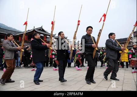(190224) -- KAILI, 24 febbraio 2019 (Xinhua) -- le persone del gruppo etnico Miao giocano Lusheng durante la celebrazione di Gannangxiang nella città di Zhouxi, nella città di Kaili nella provincia di Guizhou della Cina sud-occidentale, 24 febbraio 2019. Le ragazze etniche Miao indossano abiti tradizionali ricamati e ornamenti in argento cantano e ballano al suono del lusheng, uno strumento a fiato di canne, per pregare per un buon raccolto. I Miao etnici si riuniscono a Gannangxiang per rallegrarsi della celebrazione annuale di Gannangxiang, una delle celebrazioni Miao lusheng più grandi e primitive della provincia di Guizhou. (Xinhua/Yang Wenbin) Foto Stock
