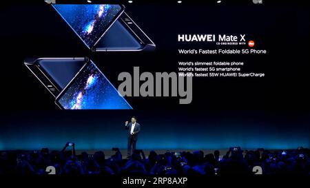 (190225) -- BARCELLONA, 25 febbraio 2019 () -- Richard Yu, CEO del Consumer Business Group della società tecnologica cinese Huawei, presenta il nuovo Mate X, uno smartphone pieghevole predisposto per il 5G, in vista del Mobile World Congress a Barcellona, in Spagna, 24 febbraio 2019. () SPAIN-BARCELONA-HUAWEI-NEW SMARTPHONE xinhua PUBLICATIONxNOTxINxCHN Foto Stock