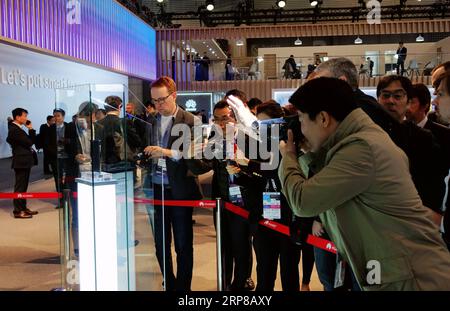 (190225) -- BARCELLONA, 25 febbraio 2019 (Xinhua) -- i visitatori scattano immagini del nuovo smartphone pieghevole Mate X di Huawei al Mobile World Congress (MWC) di Barcellona, Spagna, 25 febbraio 2019. La società tecnologica cinese Huawei ha lanciato domenica il suo Mate X, uno smartphone pieghevole predisposto per il 5G, in occasione di un evento a cui hanno partecipato circa 3.000 persone tenutosi alla vigilia del MWC2019 che apre qui lunedì. Mate X è dotato di uno schermo da 6,6 pollici, che può essere aperto in uno schermo OLED da otto pollici per consentire all'utente di leggere o visualizzare video. (Xinhua/Guo Qiuda) SPAGNA-BARCELLONA-HUAWEI-PIEGHEVOLE SMARTPHONE 5G-LANCIO PUBLICATIONxNO Foto Stock