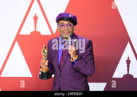 (190225) -- LOS ANGELES, 25 febbraio 2019 (Xinhua) -- Spike Lee, vincitore del premio Best Adapted Screenplay Award per BlacKkKlansman , posa nella sala stampa durante il 91° Academy Awards al Dolby Theater di Los Angeles, negli Stati Uniti, il 24 febbraio 2019. (Xinhua/li Ying) U.S.-LOS ANGELES-OSCAR-miglior SCENEGGIATURA ADATTATA PUBLICATIONxNOTxINxCHN Foto Stock