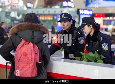 (190225) -- SHIJIAZHUANG, 25 febbraio 2019 -- Un passeggero consulta gli agenti di polizia Zhang Zi (2nd R) e Wang lei (1st R) presso la stazione ferroviaria di Shijiazhuang, nella provincia di Hebei nella Cina settentrionale, il 23 febbraio 2019. Durante la corsa di quest'anno al Festival di Primavera, Zhang Zi, un ufficiale di polizia ferroviaria di 32 anni, ha lavorato insieme al suo apprendista Wang lei, un ufficiale di 24 anni. Sono stati impegnati ad aiutare i passeggeri, a gestire le emergenze e a mantenere l'ordine alla stazione ferroviaria di Shijiazhuang. Questa è la seconda volta che la coppia lavora insieme durante la corsa di viaggio del Festival di Primavera. ) CHINA-SHIJIAZHUA Foto Stock