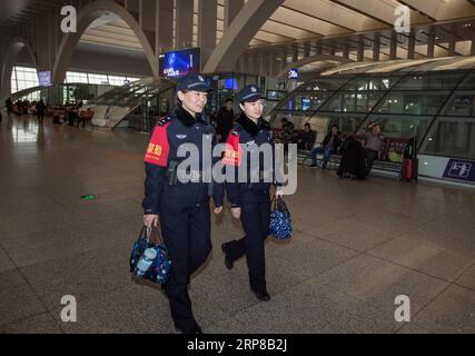 (190225) -- SHIJIAZHUANG, 25 febbraio 2019 -- Zhang Zi (L) e Wang lei vanno alle loro posizioni, alla stazione ferroviaria di Shijiazhuang nella provincia di Hebei nella Cina settentrionale, il 23 febbraio 2019. Durante la corsa di quest'anno al Festival di Primavera, Zhang Zi, un ufficiale di polizia ferroviaria di 32 anni, ha lavorato insieme al suo apprendista Wang lei, un ufficiale di 24 anni. Sono stati impegnati ad aiutare i passeggeri, a gestire le emergenze e a mantenere l'ordine alla stazione ferroviaria di Shijiazhuang. Questa è la seconda volta che la coppia lavora insieme durante la corsa di viaggio del Festival di Primavera. ) CHINA-SHIJIAZHUANG-POLICE-APPRENTICE (CN Foto Stock