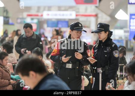 (190225) -- SHIJIAZHUANG, 25 febbraio 2019 -- Zhang Zi (2nd, R) guida Wang lei mentre pattuglia alla stazione ferroviaria di Shijiazhuang nella provincia di Hebei nella Cina settentrionale, il 23 febbraio 2019. Durante la corsa di quest'anno al Festival di Primavera, Zhang Zi, un ufficiale di polizia ferroviaria di 32 anni, ha lavorato insieme al suo apprendista Wang lei, un ufficiale di 24 anni. Sono stati impegnati ad aiutare i passeggeri, a gestire le emergenze e a mantenere l'ordine alla stazione ferroviaria di Shijiazhuang. Questa è la seconda volta che la coppia lavora insieme durante la corsa di viaggio del Festival di Primavera. ) CHINA-SHIJIAZHUANG-POLICE-APPRENTICE (CN Foto Stock