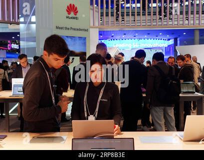 (190225) -- BARCELLONA, 25 febbraio 2019 (Xinhua) -- le persone sono viste allo stand della società tecnologica cinese Huawei al Mobile World Congress (MWC) 2019 a Barcellona, Spagna, 25 febbraio 2019. Il MWC 2019, di quattro giorni, ha aperto il lunedì a Barcellona. (Xinhua/Guo Qiuda) SPAGNA-BARCELLONA-MOBILE WORLD CONGRESS-OPENNING PUBLICATIONxNOTxINxCHN Foto Stock