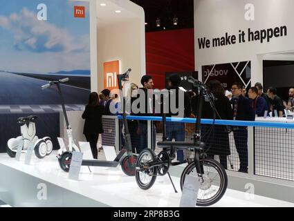 (190225) -- BARCELLONA, 25 febbraio 2019 (Xinhua) -- le persone sono viste allo stand della società tecnologica cinese Xiaomi al Mobile World Congress (MWC) 2019 a Barcellona, Spagna, 25 febbraio 2019. Il MWC 2019, di quattro giorni, ha aperto il lunedì a Barcellona. (Xinhua/Guo Qiuda) SPAGNA-BARCELLONA-MOBILE WORLD CONGRESS-OPENNING PUBLICATIONxNOTxINxCHN Foto Stock