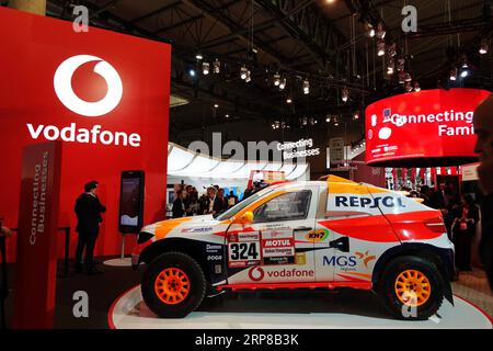 (190225) -- BARCELLONA, 25 febbraio 2019 (Xinhua) -- le persone sono viste allo stand della società di telefonia mobile Vodafone al Mobile World Congress (MWC) 2019 a Barcellona, Spagna, 25 febbraio 2019. Il MWC 2019, di quattro giorni, ha aperto il lunedì a Barcellona. (Xinhua/Guo Qiuda) SPAGNA-BARCELLONA-MOBILE WORLD CONGRESS-OPENNING PUBLICATIONxNOTxINxCHN Foto Stock