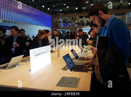 (190225) -- BARCELLONA, 25 febbraio 2019 (Xinhua) -- i visitatori provano i notebook Huawei MateBook X Pro al Mobile World Congress (MWC) 2019 di Barcellona, Spagna, 25 febbraio 2019. Il MWC 2019, di quattro giorni, ha aperto il lunedì a Barcellona. (Xinhua/Guo Qiuda) SPAGNA-BARCELLONA-MOBILE WORLD CONGRESS-OPENNING PUBLICATIONxNOTxINxCHN Foto Stock