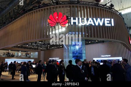 (190225) -- BARCELLONA, 25 febbraio 2019 (Xinhua) -- le persone sono viste allo stand della società tecnologica cinese Huawei al Mobile World Congress (MWC) 2019 a Barcellona, Spagna, 25 febbraio 2019. Il MWC 2019, di quattro giorni, ha aperto il lunedì a Barcellona. (Xinhua/Guo Qiuda) SPAGNA-BARCELLONA-MOBILE WORLD CONGRESS-OPENNING PUBLICATIONxNOTxINxCHN Foto Stock