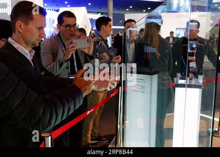 (190225) -- BARCELLONA, 25 febbraio 2019 (Xinhua) -- i visitatori scattano foto a Huawei MATE X, uno smartphone pieghevole predisposto per il 5G, esposto al Mobile World Congress (MWC) del 2019 a Barcellona, Spagna, 25 febbraio 2019. Il MWC 2019, di quattro giorni, ha aperto il lunedì a Barcellona. (Xinhua/Guo Qiuda) SPAGNA-BARCELLONA-MOBILE WORLD CONGRESS-OPENNING PUBLICATIONxNOTxINxCHN Foto Stock