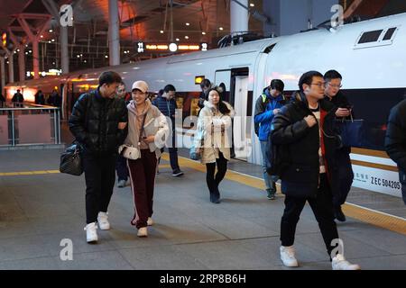 (190225) -- PECHINO, 25 febbraio 2019 (Xinhua) -- Zhang Shiyu (2nd L) e LYU Xin (1st L) camminano fuori dalla stazione ferroviaria di Tianjin nel nord della Cina, Tianjin, 22 febbraio 2019. Zhang Shiyu e LYU Xin si sposarono nel 2018. Sebbene la coppia lavori a Pechino, scelsero di acquistare la loro casa nuziale nella vicina città di Tianjin, dove nacque Zhang Shiyu, data la convenienza portata dall'integrazione Pechino-Tianjin-Hebei. Ora vanno a Tianjin ogni due settimane e tornano a Pechino la domenica sera. Grazie allo sviluppo di Pechino, Tianjin e della provincia di Hebei -- un cluster urbano regionale chiamato Jing-j Foto Stock