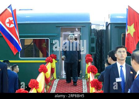 (190226) -- HANOI, 26 febbraio 2019 () -- in questa foto fornita da Vietnam News Agency, leader di spicco della Repubblica Democratica Popolare di Corea (RPDC) Kim Jong un (C) arriva alla stazione ferroviaria di Dong Dang nella provincia di Lang Son, Vietnam, il 26 febbraio 2019. Kim è arrivato in Vietnam martedì mattina in treno per la sua prima visita ufficiale nel paese e il secondo vertice con il presidente degli Stati Uniti Donald Trump, Vietnam News Agency ha riferito. () VIETNAM-LANG SON-RPDC-KIM JONG UN-ARRIVAL XINHUA PUBLICATIONXNOTXINXCHN Foto Stock