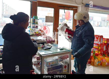 (190226) -- CHANGCHUN, 26 febbraio 2019 (Xinhua) -- il postino Jin Renzhe raccoglie generi alimentari per anziani nella città di Chunhua della città di Huichun, provincia di Jilin, Cina nord-orientale, 19 febbraio 2019. Jin Renzhe lavora come postino da 30 anni nella Chunhua Township, dove il servizio postale è inadeguato a causa dei ripidi sentieri di montagna e dei villaggi sparsi in modo inadeguato. Nonostante ciò, Jin riesce a consegnare le e-mail agli abitanti del villaggio lo stesso giorno in cui le e-mail arrivano in città. Poiché molti giovani lavorano fuori città, Jin mette in contatto loro e i loro genitori attraverso la consegna dei pacchi. Vivere con malattie degli occhi e arte Foto Stock