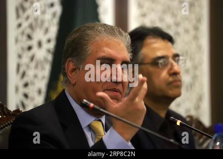 (190226) -- ISLAMABAD, 26 febbraio 2019 -- il ministro degli Esteri pakistano Shah Mahmood Qureshi (L) parla durante una conferenza stampa al ministero degli Esteri di Islamabad, capitale del Pakistan, il 26 febbraio 2019, dopo che gli aerei da guerra indiani hanno violato la linea di controllo (Loc) nella regione del Kashmir. Il ministro degli Esteri pakistano Shah Mahmood Qureshi ha accusato l'India di aver commesso gravi aggressioni, dicendo che il suo paese aveva il diritto di dare una risposta appropriata. PAKISTAN-ISLAMABAD-INDIAN-VIOLATION-FM-CONFERENZA STAMPA AHMADXKAMAL PUBLICATIONXNOTXINXCHN Foto Stock