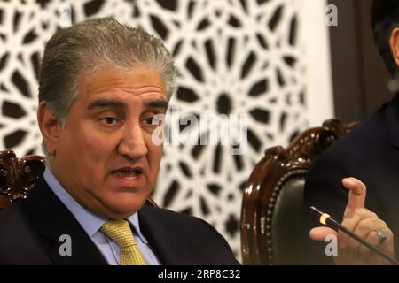 (190226) -- ISLAMABAD, 26 febbraio 2019 -- il ministro degli Esteri pakistano Shah Mahmood Qureshi interviene durante una conferenza stampa al ministero degli Esteri di Islamabad, capitale del Pakistan, il 26 febbraio 2019, dopo che gli aerei da guerra indiani hanno violato la linea di controllo (Loc) nella regione del Kashmir. Il ministro degli Esteri pakistano Shah Mahmood Qureshi ha accusato l'India di aver commesso gravi aggressioni, dicendo che il suo paese aveva il diritto di dare una risposta appropriata. PAKISTAN-ISLAMABAD-INDIAN-VIOLATION-FM-CONFERENZA STAMPA AHMADXKAMAL PUBLICATIONXNOTXINXCHN Foto Stock