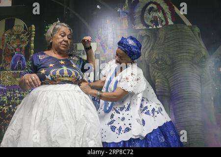 (190227) -- PECHINO, 27 febbraio 2019 -- la sarta Carmem Silva (R) aiuta a mettere i costumi di carnevale su Cleide Araujo in una scuola di samba a San Paolo, Brasile, il 25 febbraio 2019. ) XINHUA FOTO DEL GIORNO RahelxPatrasso PUBLICATIONxNOTxINxCHN Foto Stock