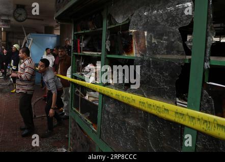 (190227) -- CAIRO, 27 febbraio 2019 -- foto scattata il 27 febbraio 2019 mostra un incendio in una stazione ferroviaria del Cairo, in Egitto. Almeno 20 persone sono rimaste uccise e più di 40 ferite quando un incendio scoppiò all'interno della stazione ferroviaria principale nel centro della città della capitale egiziana il Cairo mercoledì, ha riferito Nile TV. ) EGITTO-CAIRO-STAZIONE FERROVIARIA-FIRE AhmedxGomaa PUBLICATIONxNOTxINxCHN Foto Stock