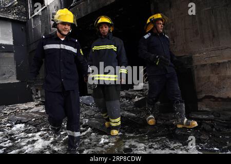 (190227) -- CAIRO, 27 febbraio 2019 -- i soccorritori lavorano alla stazione ferroviaria dopo un incendio al Cairo, in Egitto, 27 febbraio 2019. Almeno 20 persone sono rimaste uccise e più di 40 ferite quando un incendio scoppiò all'interno della stazione ferroviaria principale nel centro della città della capitale egiziana il Cairo mercoledì, ha riferito Nile TV. ) EGITTO-CAIRO-STAZIONE FERROVIARIA-FIRE AhmedxGomaa PUBLICATIONxNOTxINxCHN Foto Stock