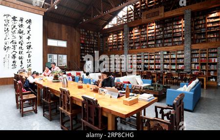 (190227) -- PECHINO, 27 febbraio 2019 (Xinhua) -- foto scattata il 29 maggio 2018 mostra la vista interna di una biblioteca in famiglia nella municipalità di Moganshan della contea di Deqing, nella provincia dello Zhejiang nella Cina orientale. Il 19° Congresso Nazionale del Partito Comunista Cinese (CPC), convocato nell'ottobre 2017, per la prima volta propose di perseguire una strategia di rivitalizzazione rurale e chiarì che lo sviluppo dell'agricoltura e delle aree rurali doveva essere prioritario. Le zone rurali rivitalizzate nascono mentre l'attuazione della strategia di rivitalizzazione rurale viene accelerata in tutto il paese seguendo il principl Foto Stock