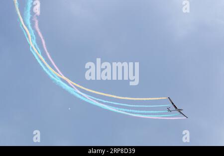 (190228) -- MELBOURNE, 28 febbraio 2019 -- Un aliante si esibisce durante l'Australian International Airshow and Aerospace & Defence Exposition presso l'Avalon Airport, Melbourne, 28 febbraio 2019. ) AUSTRALIA-MELBOURNE-AIRSHOW BaixXuefei PUBLICATIONxNOTxINxCHN Foto Stock