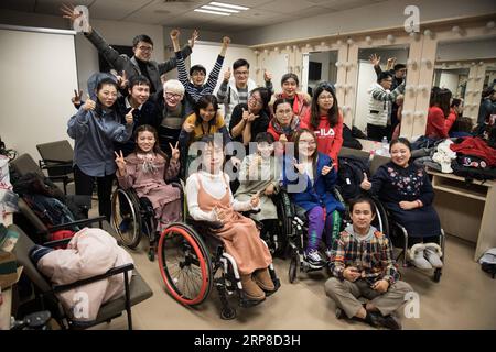 190228 -- PECHINO, 28 febbraio 2019 Xinhua -- Cast members of rare Hug , un dramma sulle malattie rare, posa per una foto di gruppo dopo una performance al Beijing Tianqiao Performance Arts Center di Pechino, capitale della Cina, 27 febbraio 2019. Rare Hug, un dramma cinese sulle malattie rare, è stato messo in scena al Beijing Tianqiao Performing Arts Center mercoledì sera per celebrare la dodicesima giornata delle malattie rare, che cade il 28 febbraio 2019 sotto il tema Bridging Health and Social Care. Il dramma è stato interpretato da pazienti affetti da malattie rare in collaborazione con i loro parenti. Assistito da due registi volontari, il cast ha preso parte Foto Stock