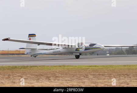 (190228) -- MELBOURNE, 28 febbraio 2019 -- Un pilota gestisce un aliante durante l'Australian International Airshow e l'Aerospace & Defence Exposition presso l'Avalon Airport, Melbourne, 28 febbraio 2019. ) AUSTRALIA-MELBOURNE-AIRSHOW BaixXuefei PUBLICATIONxNOTxINxCHN Foto Stock