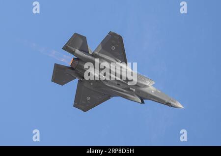 (190228) -- MELBOURNE, 28 febbraio 2019 -- un Australian Defence Force F-35 si esibisce durante l'Australian International Airshow and Aerospace & Defence Exposition presso l'Avalon Airport, Melbourne, il 28 febbraio 2019. ) AUSTRALIA-MELBOURNE-AIRSHOW BaixXuefei PUBLICATIONxNOTxINxCHN Foto Stock