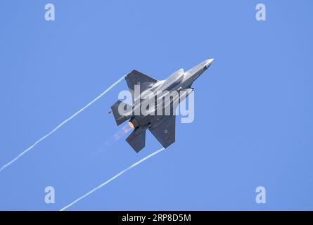 (190228) -- MELBOURNE, 28 febbraio 2019 -- un Australian Defence Force F-35 si esibisce durante l'Australian International Airshow and Aerospace & Defence Exposition presso l'Avalon Airport, Melbourne, il 28 febbraio 2019. ) AUSTRALIA-MELBOURNE-AIRSHOW BaixXuefei PUBLICATIONxNOTxINxCHN Foto Stock