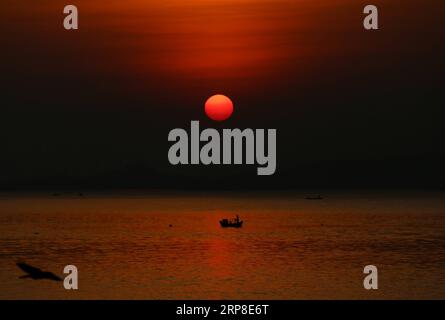 (190301) -- MAWLAMYINE, 1 marzo 2019 -- Un peschereccio galleggia sul fiume Thanlwin al tramonto nella Mawlamyine Township, Mon State, Myanmar, 1 marzo 2019. ) MYANMAR-MAWLAMYINE-DAILY LIFE UxAung PUBLICATIONxNOTxINxCHN Foto Stock