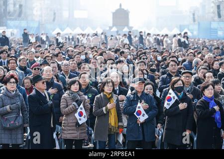 (190302) - PECHINO, 2 marzo 2019 (Xinhua) -- la gente prende parte a una cerimonia che segna il 100° anniversario del movimento di indipendenza del 1° marzo contro l'occupazione coloniale giapponese a Seul, Corea del Sud, 1° marzo 2019. (Xinhua/Wang Jingqiang) XINHUA FOTO DEL GIORNO PUBLICATIONxNOTxINxCHN Foto Stock