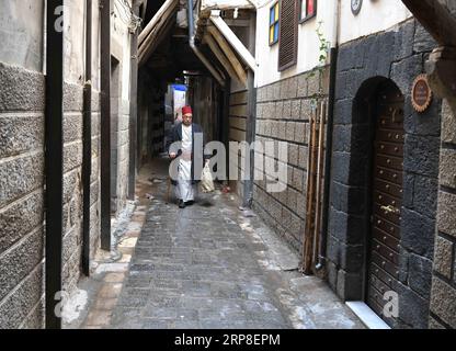 (190302) - DAMASCO, 2 marzo 2019 - Haitham Tabakha cammina fuori dalla sua casa che ha trasformato in un museo nel vecchio quartiere di Damasco, Siria, il 27 febbraio 2019. Haitham Tabakha, 60 anni, vive una vita nostalgica unica con oggetti d'antiquariato che lo riportano a quello che lui chiamava il bel tempo. Caratteristiche: Il collezionista siriano gode di un passato glorioso con oggetti d'antiquariato ) SIRIA-DAMASCO-ANTIQUARIATO-COLLEZIONISTA AmmarxSafarjalani PUBLICATIONxNOTxINxCHN Foto Stock