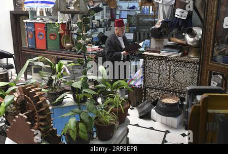 (190302) - DAMASCO, 2 marzo 2019 - Haitham Tabakha guarda vecchi oggetti d'antiquariato nella sua casa che ha trasformato in un museo nel vecchio quartiere di Damasco, Siria, il 27 febbraio 2019. Haitham Tabakha, 60 anni, vive una vita nostalgica unica con oggetti d'antiquariato che lo riportano a quello che lui chiamava il bel tempo. Caratteristiche: Il collezionista siriano gode di un passato glorioso con oggetti d'antiquariato ) SIRIA-DAMASCO-ANTIQUARIATO-COLLEZIONISTA AmmarxSafarjalani PUBLICATIONxNOTxINxCHN Foto Stock