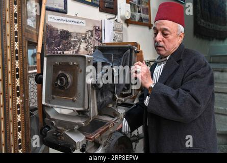 (190302) -- DAMASCO, 2 marzo 2019 -- Haitham Tabakha tiene una vecchia macchina fotografica nella sua casa che ha trasformato in un museo nel vecchio quartiere di Damasco, in Siria, il 27 febbraio 2019. Haitham Tabakha, 60 anni, vive una vita nostalgica unica con oggetti d'antiquariato che lo riportano a quello che lui chiamava il bel tempo. Caratteristiche: Il collezionista siriano gode di un passato glorioso con oggetti d'antiquariato ) SIRIA-DAMASCO-ANTIQUARIATO-COLLEZIONISTA AmmarxSafarjalani PUBLICATIONxNOTxINxCHN Foto Stock