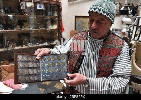 (190302) - DAMASCO, 2 marzo 2019 - Haitham Tabakha guarda vecchie monete nella sua casa che ha trasformato in un museo nel vecchio quartiere di Damasco, Siria, il 27 febbraio 2019. Haitham Tabakha, 60 anni, vive una vita nostalgica unica con oggetti d'antiquariato che lo riportano a quello che lui chiamava il bel tempo. Caratteristiche: Il collezionista siriano gode di un passato glorioso con oggetti d'antiquariato ) SIRIA-DAMASCO-ANTIQUARIATO-COLLEZIONISTA AmmarxSafarjalani PUBLICATIONxNOTxINxCHN Foto Stock