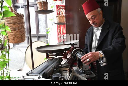 (190302) - DAMASCO, 2 marzo 2019 - Haitham Tabakha tocca una vecchia macchina da cucire nella sua casa che ha trasformato in un museo nel vecchio quartiere di Damasco, Siria, il 27 febbraio 2019. Haitham Tabakha, 60 anni, vive una vita nostalgica unica con oggetti d'antiquariato che lo riportano a quello che lui chiamava il bel tempo. Caratteristiche: Il collezionista siriano gode di un passato glorioso con oggetti d'antiquariato ) SIRIA-DAMASCO-ANTIQUARIATO-COLLEZIONISTA AmmarxSafarjalani PUBLICATIONxNOTxINxCHN Foto Stock