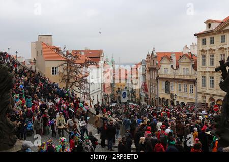 (190302) -- PRAGA, 2 marzo 2019 -- le persone partecipano al Carnevale di Praga a Praga, capitale della Repubblica Ceca, 2 marzo 2019. Il Carnevale di Praga è iniziato qui il sabato con una sfilata di costumi e maschere tradizionali. Il carnevale durerà diversi giorni durante i quali si terrà una serie di eventi. ) REPUBBLICA CECA-PRAGA-CARNEVALE DanaxKesnerova PUBLICATIONxNOTxINxCHN Foto Stock