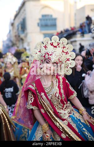 (190303) -- MALTA, 3 marzo 2019 (Xinhua) -- Un festaiolo in costume si esibisce durante la sfilata di carnevale a la Valletta, Malta, il 2 marzo 2019. Le celebrazioni del carnevale di Malta 2019 sono iniziate il 1° marzo e dureranno fino al 5 marzo. (Xinhua/Yuan Yun) MALTA-VALLETTA-CARNIVAL PUBLICATIONxNOTxINxCHN Foto Stock