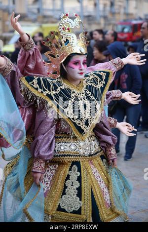 (190303) -- MALTA, 3 marzo 2019 (Xinhua) -- Una ragazza vestita in costume si esibisce durante la sfilata di carnevale a la Valletta, Malta, il 2 marzo 2019. Le celebrazioni del carnevale di Malta 2019 sono iniziate il 1° marzo e dureranno fino al 5 marzo. (Xinhua/Yuan Yun) MALTA-VALLETTA-CARNIVAL PUBLICATIONxNOTxINxCHN Foto Stock