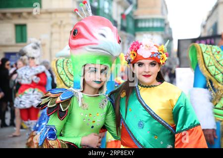 (190303) -- MALTA, 3 marzo 2019 (Xinhua) -- due festaioli vestiti in costume durante la sfilata di carnevale a la Valletta, Malta, il 2 marzo 2019. Le celebrazioni del carnevale di Malta 2019 sono iniziate il 1° marzo e dureranno fino al 5 marzo. (Xinhua/Yuan Yun) MALTA-VALLETTA-CARNIVAL PUBLICATIONxNOTxINxCHN Foto Stock