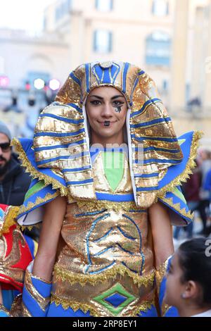 (190303) -- MALTA, 3 marzo 2019 (Xinhua) -- Un veler vestito in costume è visto durante la sfilata di carnevale a la Valletta, Malta, il 2 marzo 2019. Le celebrazioni del carnevale di Malta 2019 sono iniziate il 1° marzo e dureranno fino al 5 marzo. (Xinhua/Yuan Yun) MALTA-VALLETTA-CARNIVAL PUBLICATIONxNOTxINxCHN Foto Stock