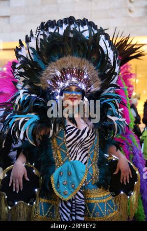 (190303) -- MALTA, 3 marzo 2019 (Xinhua) -- Una rivelatrice in custodia si esibisce durante la parata di carnevale a la Valletta, Malta, il 2 marzo 2019. Le celebrazioni del carnevale di Malta 2019 sono iniziate il 1° marzo e dureranno fino al 5 marzo. (Xinhua/Yuan Yun) MALTA-VALLETTA-CARNIVAL PUBLICATIONxNOTxINxCHN Foto Stock