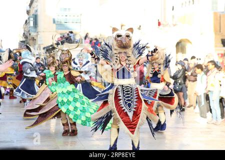 (190303) -- MALTA, 3 marzo 2019 (Xinhua) -- i festaioli vestiti in costume durante la sfilata di carnevale a la Valletta, Malta, il 2 marzo 2019. Le celebrazioni del carnevale di Malta 2019 sono iniziate il 1° marzo e dureranno fino al 5 marzo. (Xinhua/Yuan Yun) MALTA-VALLETTA-CARNIVAL PUBLICATIONxNOTxINxCHN Foto Stock