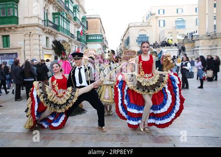 (190303) -- MALTA, 3 marzo 2019 (Xinhua) -- i festaioli in costume danzano durante la sfilata di carnevale a la Valletta, Malta, il 2 marzo 2019. Le celebrazioni del carnevale di Malta 2019 sono iniziate il 1° marzo e dureranno fino al 5 marzo. (Xinhua/Yuan Yun) MALTA-VALLETTA-CARNIVAL PUBLICATIONxNOTxINxCHN Foto Stock